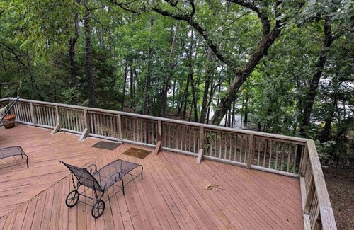 Quitman House | Lakefront on Greer’s Ferry in secluded upscale neighborhood.
