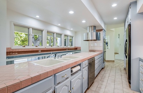 McQueeney House | Lakefront on Lake McQueeney + Sleeps 22 - Viviane!