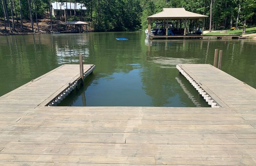 Shady Bay House | Lakefront on Lake Martin in Jackson’s Gap - Private Boat Ramp, Sleeps 15