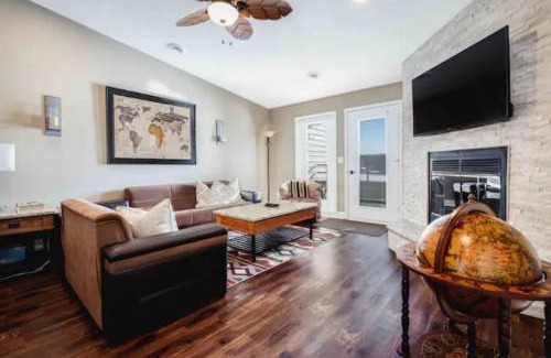 Lake Delton House | LAKEFRONT PENTHOUSE FULLY UPGRADED PANORAMIC VIEWS BOAT SLIP INDOOR OUTDOOR POOL