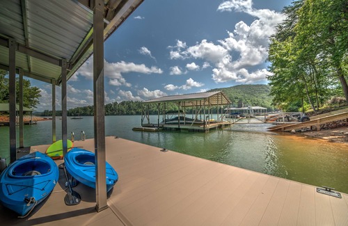 Blairsville House | LAKEFRONT, Pontoon Boat, Fireplace & Firepit, Hot Tub, DOCK,