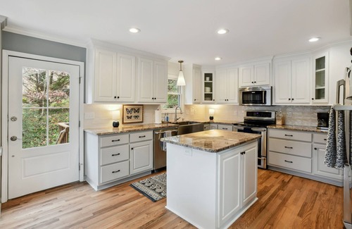 Dawsonville House | Lakefront, Private Dock, Heated Pool, Hot Tub, Kayaks, GameRoom, Dahlonega 25min