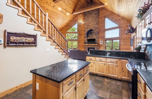 Lampe House | Lakefront Resort Chalet 2~2 Pools~FREE Amenities~Dock~MiniGolf~Waterslide