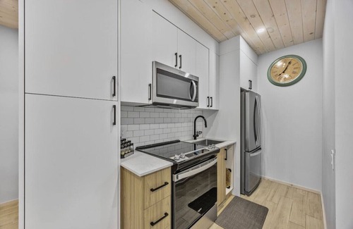 Penetanguishene Cottage | Lakefront Retreat- Private Beach, up to 30 Guests!