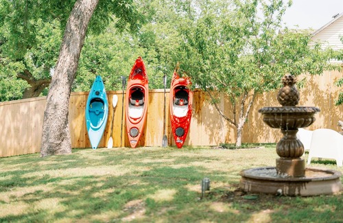 Dennis House | Lakefront Skoolie w/Firepit, Grill, Kayaks, Putting Green, 2 Patios, Yoga Mats.