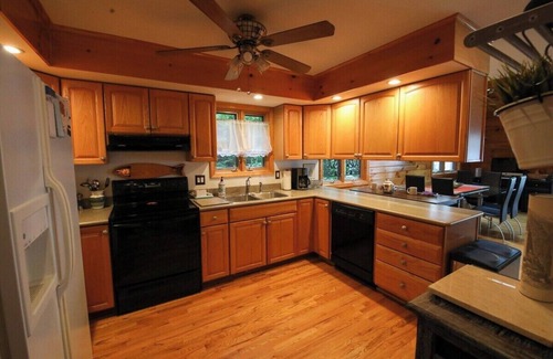 Broadalbin Cottage | Lakefront Sunrise Cottage on Galway Lake