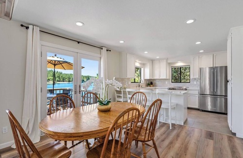 Groveland House | Lakefront Villa (180° view, private dock, boats)