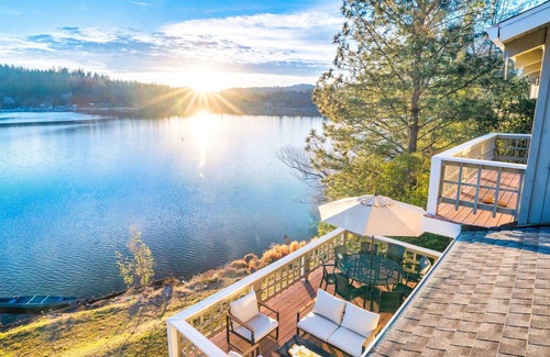 Groveland House | Lakefront Villa (180° view, private dock, boats)