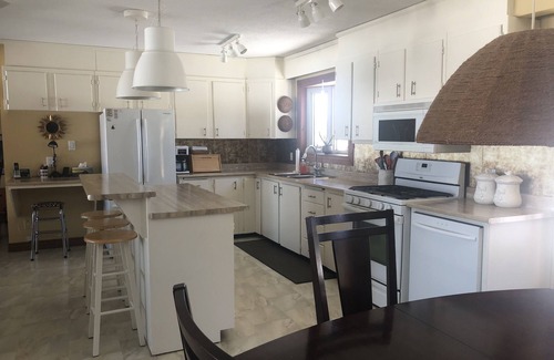 Scugog House | Lakefront with pool and hot tub