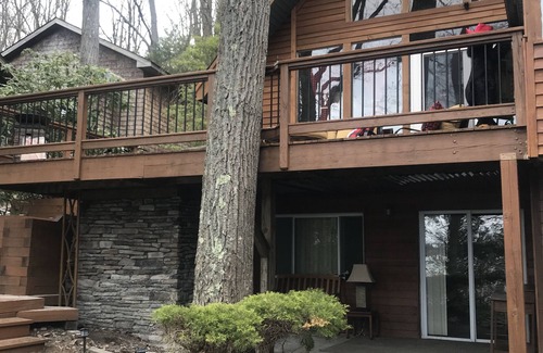 Hawley House | Lakefront with pool table