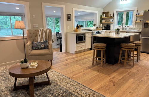 Loudon Cottage | Lakefront Year-Round Retreat with Kayaks & Dock in Concord, NH, Cozy & Modern"