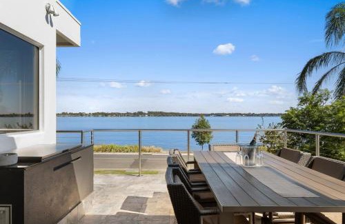 Yarrawonga House | Lakehouse with Jetty & Pool