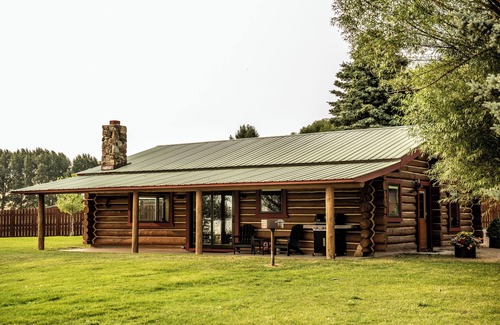 Ennis Cabin | Lakeshore Cabins and Campground