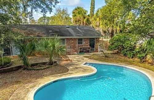 Brunswick House | Lakeside and Poolside
