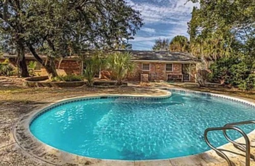 Brunswick House | Lakeside and Poolside