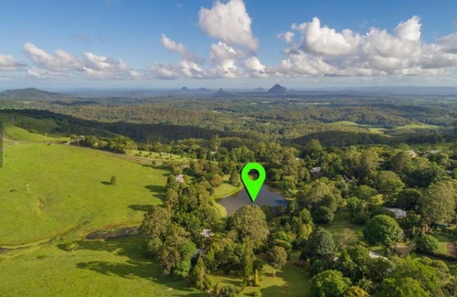 Maleny House | Lakeside cabin on a magical property