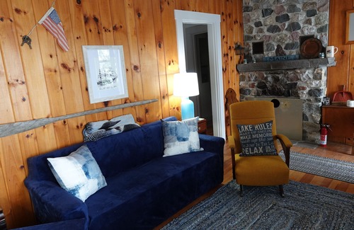 Liberty House | Lakeside cottage, beautiful views, private >> September dates now available!