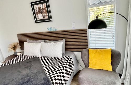Two Mile Bay House | Lakeside cozy studio