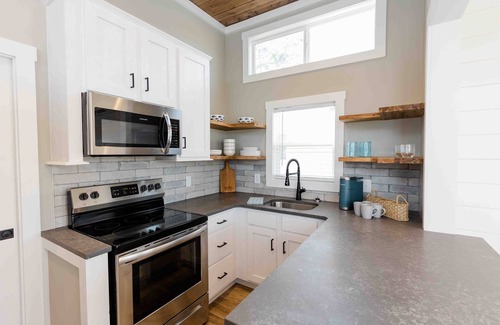 Lincoln House | Lakeside Elegance: Cozy Tiny Home Retreat for Two #3