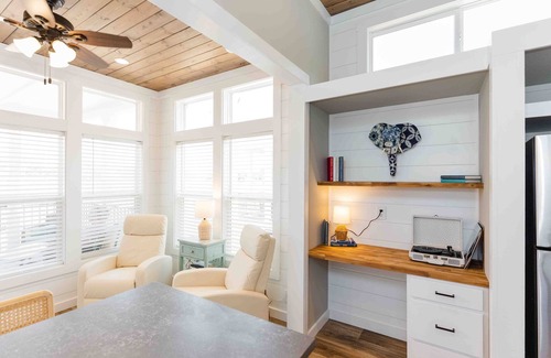 Lincoln House | Lakeside Elegance: Cozy Tiny Home Retreat for Two #1