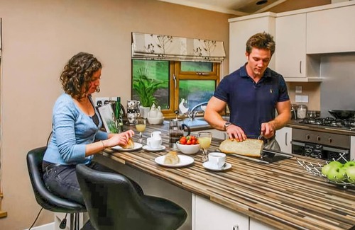 Westcott Ski Chalet | Lakeside Escape Lodge Pet - A