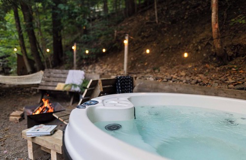Potton Ski Chalet | Lakeside Escape with Hot Tub & Activities