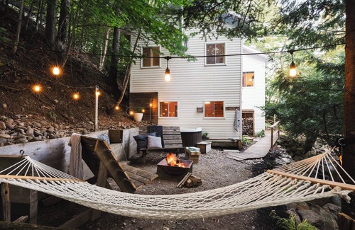 Potton Ski Chalet | Lakeside Escape with Hot Tub & Activities