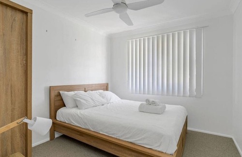 Oak Flats House | Lakeside Family Oasis - Oak Flats
