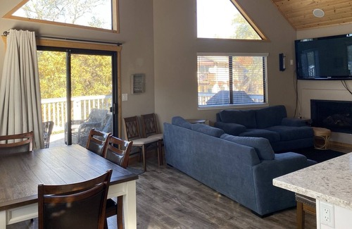 Copperopolis Cabin | Lakeside Family Retreat near Yosemite - Summer swimming and winter snow fun
