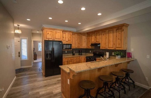 Ogden House | Lakeside Funscape LS33 | Ski & Snowboard | Hot Tub