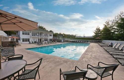 Osage Beach Condo | Lakeside Getaway: 1BR King Suite at Wyndham Ozarks