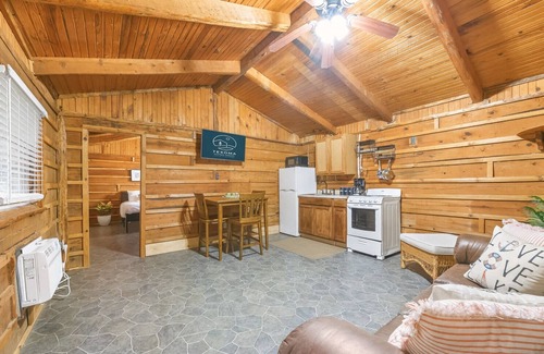 Madill Hotel | Lakeside Getaway- 2BR Wooden Suite on Lake Texoma - Texoma Shores Resort
