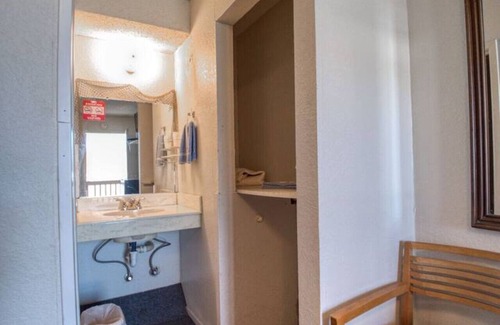 Kingston Apartment | Lakeside Getaway @ Buncombe Creek