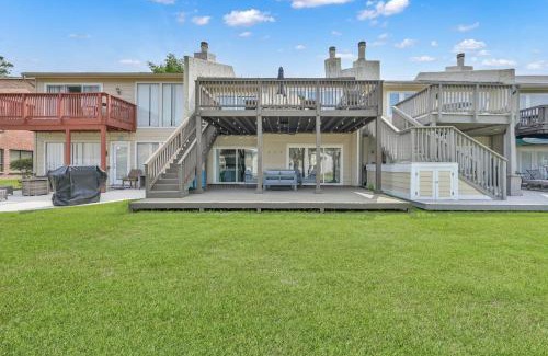 Walden on Lake Conroe House | Lakeside Getaway Quiet Canal 2 Story Deck