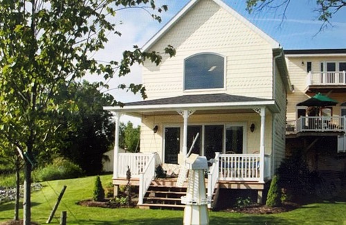 De Ruyter Cottage | Lakeside Guest Cottage w/2 Kayaks Sleeps 4 on a 410' Private Peninsula