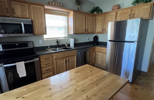 Sloans Valley House | Lakeside Hideaway II - lakefront with hot tub/walk to boat ramp