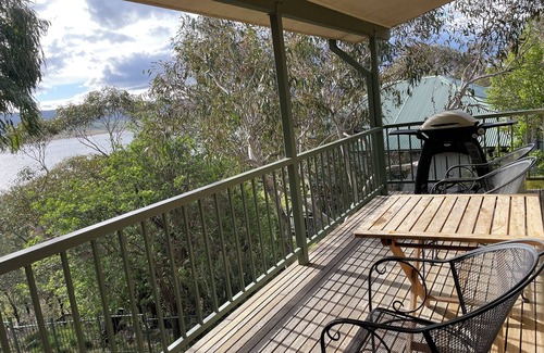East Jindabyne House | Lakeside Home with views over Jindabyne to the Mountains