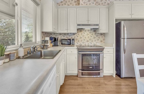 Grass Valley House | Lakeside Home W/Garden