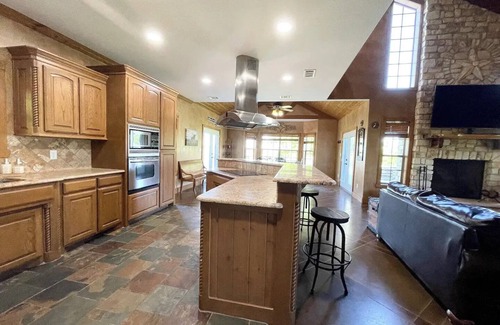 Waxahachie House | Lakeside Horseshoe Hideaway Ranch
