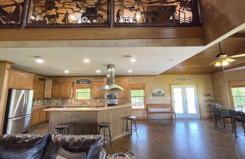 Waxahachie House | Lakeside Horseshoe Hideaway Ranch