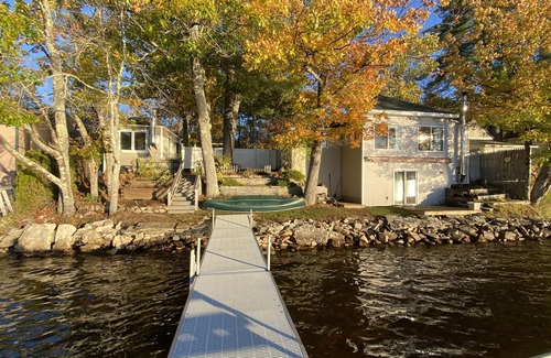 Poland House | Lakeside house with a separate bunkhouse