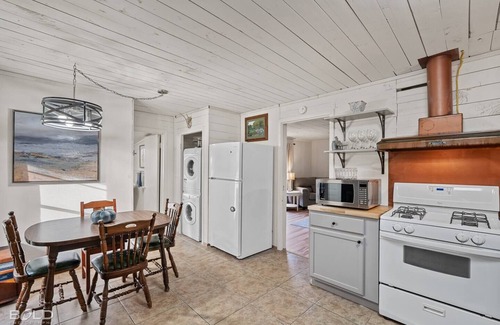 Uncertain Cabin | Lakeside Landing- Lakefront w/Canoe & Porch, Caddo Shores Cabins, Uncertain, Texas