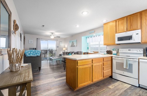 Indian Point Condo | Lakeside Laziness - 2BR | Lake, Deck, SDC, Trails