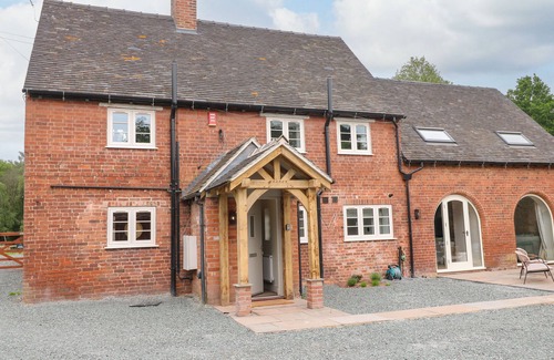 Pattingham Cottage | LAKESIDE LODGE, pet friendly, with hot tub in Pattingham