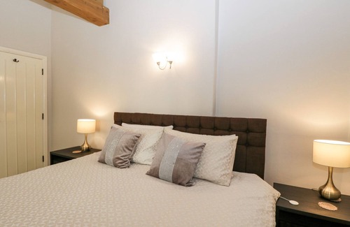 Inchbrook Cottage | LAKESIDE MILL COTTAGE, pet friendly, with a garden in Nailsworth