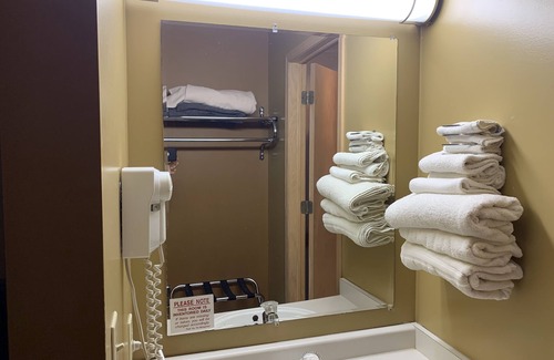 Gladstone Hotel | Lakeside Motor Inn