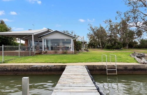Mulwala House | Lakeside Mulwala absolute waterfront with older private jetty