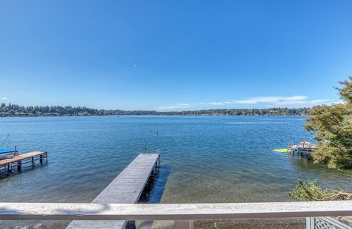 Lake Stevens House | Lakeside Oasis~ 3-level home ON the lake!