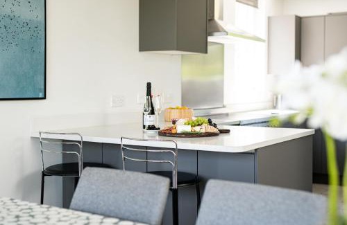 Cirencester House | Lakeside property with spa access on a nature reserve Keel House CW23