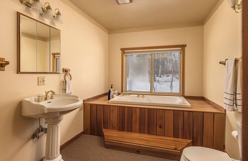 Trapper Creek Cabin | Lakeside Retreat w/Epic Mountain Views & Trails/Basecamp for Denali NP